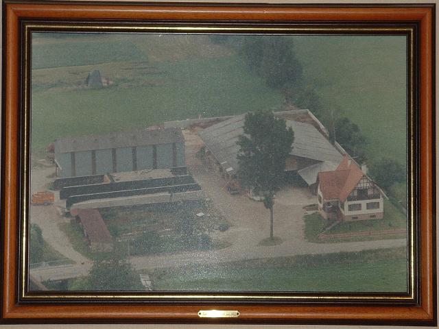 Cliquez dessus pour voir plus grand - Photo aérienne de la ferme prise en 1992.