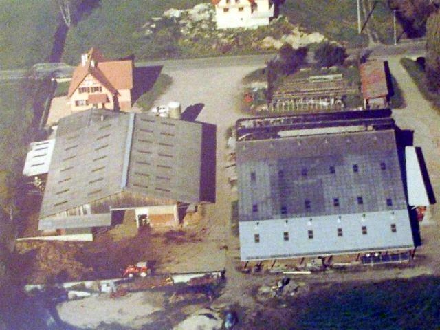 Cliquez dessus pour voir plus grand - Photo aerienne de la ferme prise en 1995.